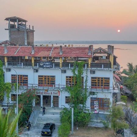 Funky Monkey Hostel & Yoga Rooftop Lounge , Arugambay Pottuvil Eksteriør bilde