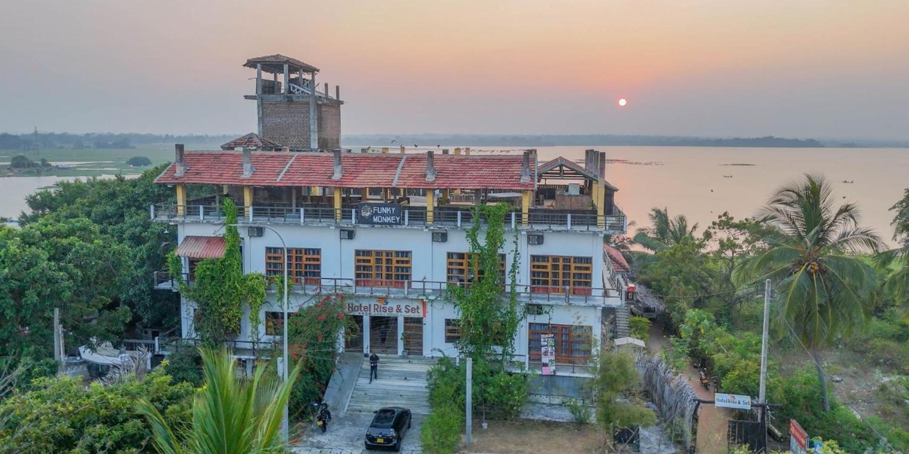 Funky Monkey Hostel & Yoga Rooftop Lounge , Arugambay Pottuvil Eksteriør bilde